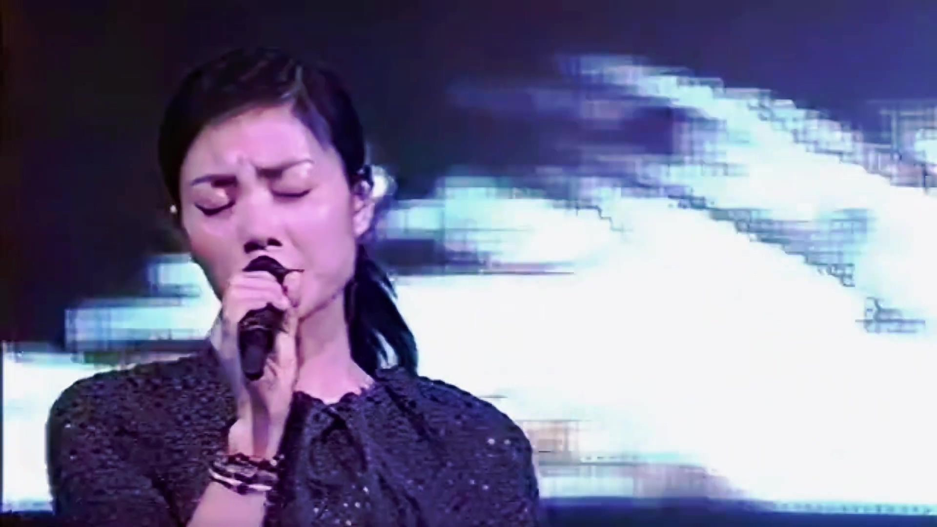[115ed2k] [王菲 唱游大世界日本演唱会 (武道馆)][MP4/1.38G]
