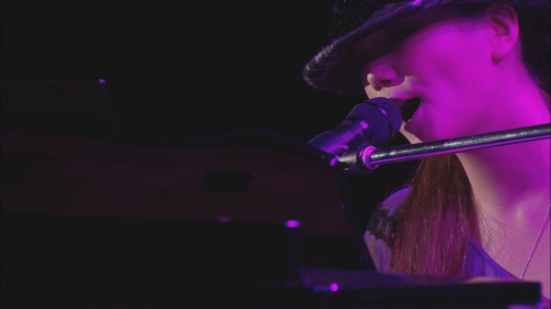 [115ed2k] [大冢爱 Ai Otsuka - Love is Born ~7th Anniversary 2010~ 7周年纪念演唱会][BluRay.1080p.DTS.x264][MKV/13.06G]