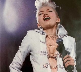 [115ed2k] [梅艳芳2002极梦幻演唱会][ISO/13.29G]